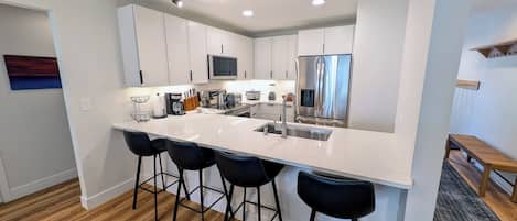 ثلاجة، ميكروويف، فرن، موقد طهي مسطح