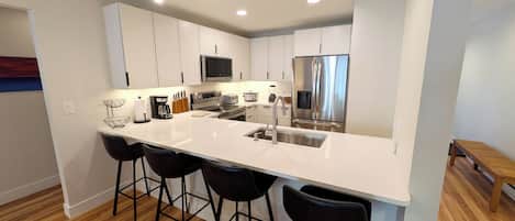 雪櫃、微波爐、焗爐、爐具