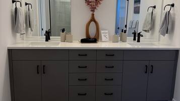 Regadera, secadora de cabello, toallas, jabón