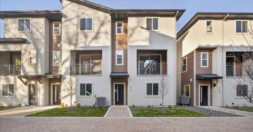 Midtown Heights Townhome: EV Charger & walkable to BSU Campus.