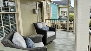 A porch with wicker furniture, a mailbox, and a view of a neighboring house. - 3-bedroom Cottage new LSU! (Baton Rouge)