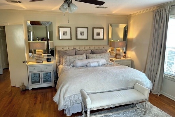 Tabla de planchar con plancha, wifi, ropa de cama