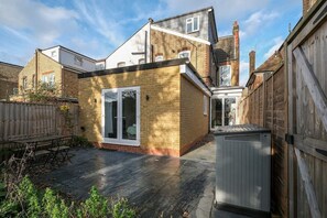 Terrace/patio - Modern 4 Beds Apt. in London with Parking + Garden (London)