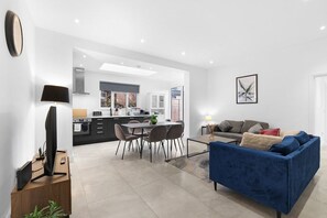 TV - Modern 4 Beds Apt. in London with Parking + Garden (London)