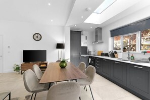 Private kitchen - Modern 4 Beds Apt. in London with Parking + Garden (London)