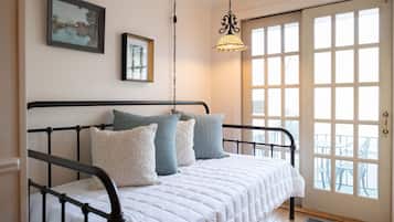 Studio, Balcony | Iron/ironing board, free WiFi