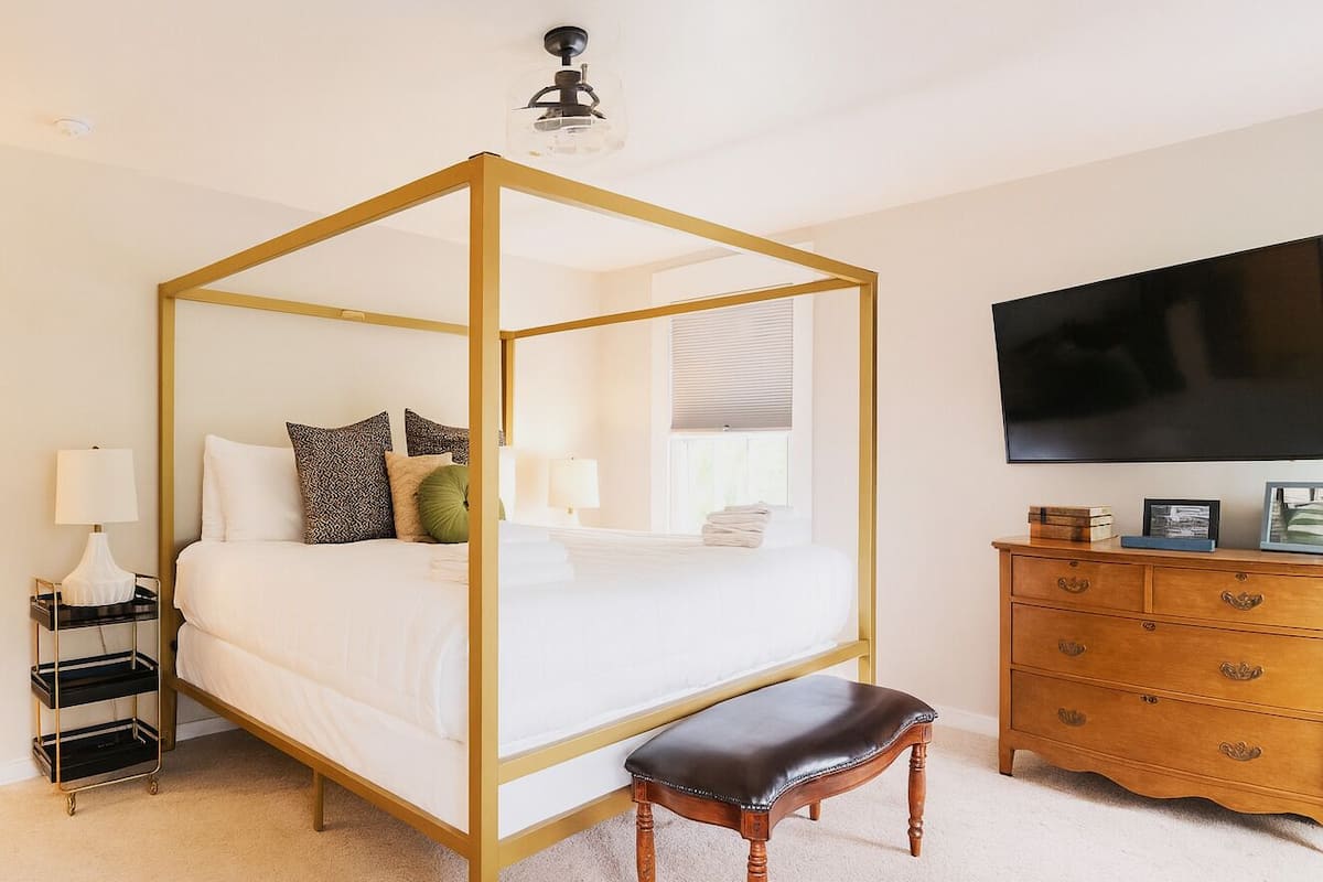 Room, Balcony | Iron/ironing board, free WiFi