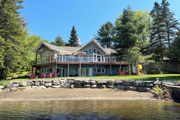 Lakefront 5 Bedroom Cottage on a calm bay with private beach and incredible view