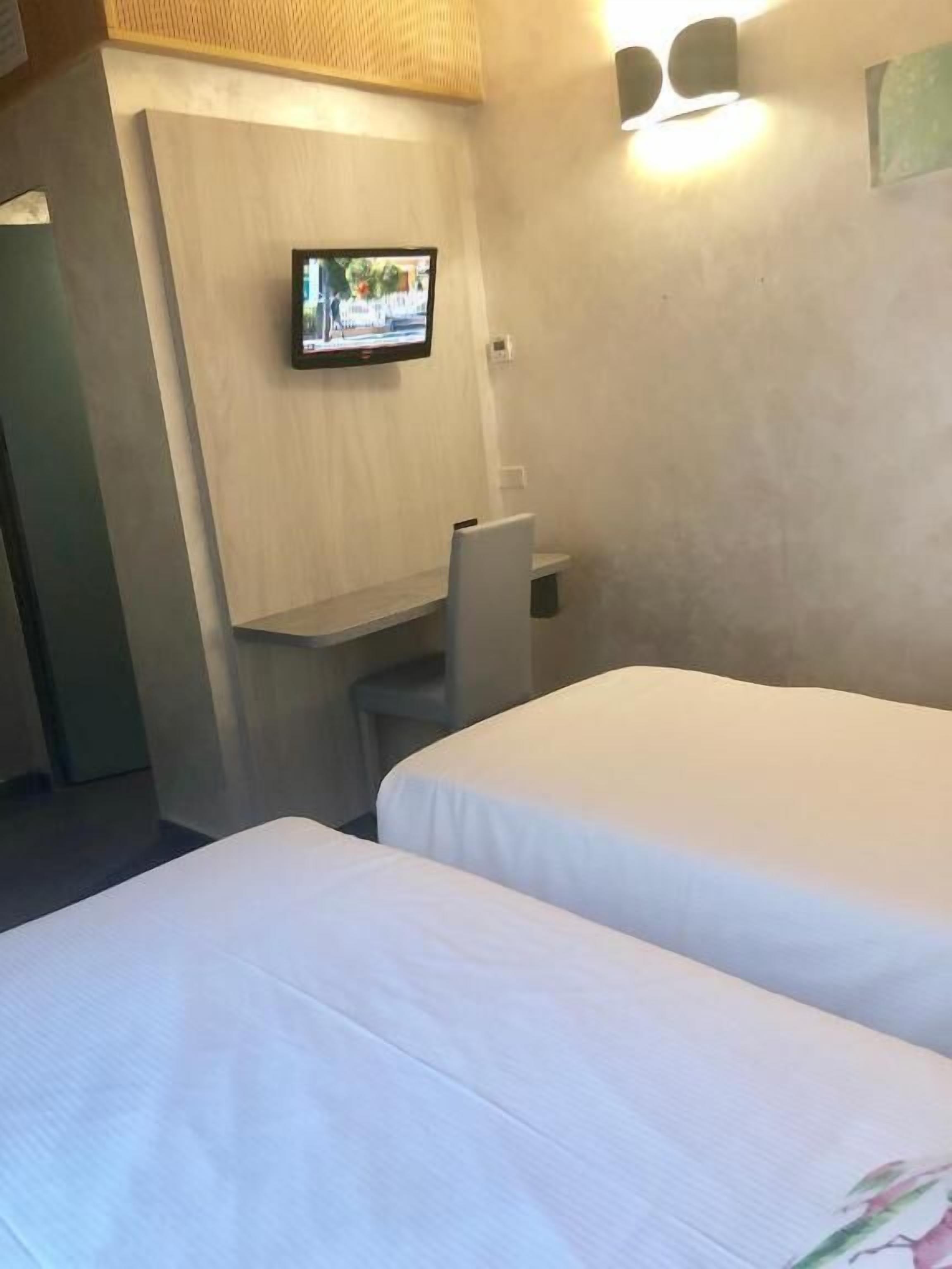 ツインルーム シングルベッド 2 台 禁煙 | セーフティボックス (室内)、デスク、遮光カーテン、アイロン / アイロン台