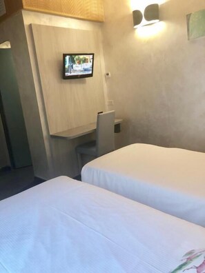 Twin Room, 2 Twin Beds, Non Smoking | In-room safe, desk, blackout drapes, iron/ironing board - hotel bolzano  (Milano)
