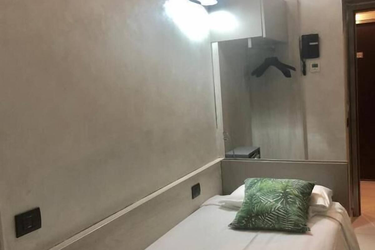 Single Room, 1 Twin Bed, Non Smoking | Minibar, in-room safe, desk, blackout drapes