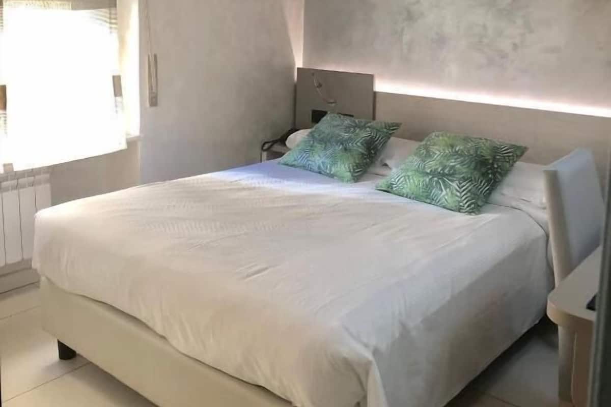 Economy Room, 1 Large Twin Bed, Non Smoking | Minibar, in-room safe, desk, blackout drapes