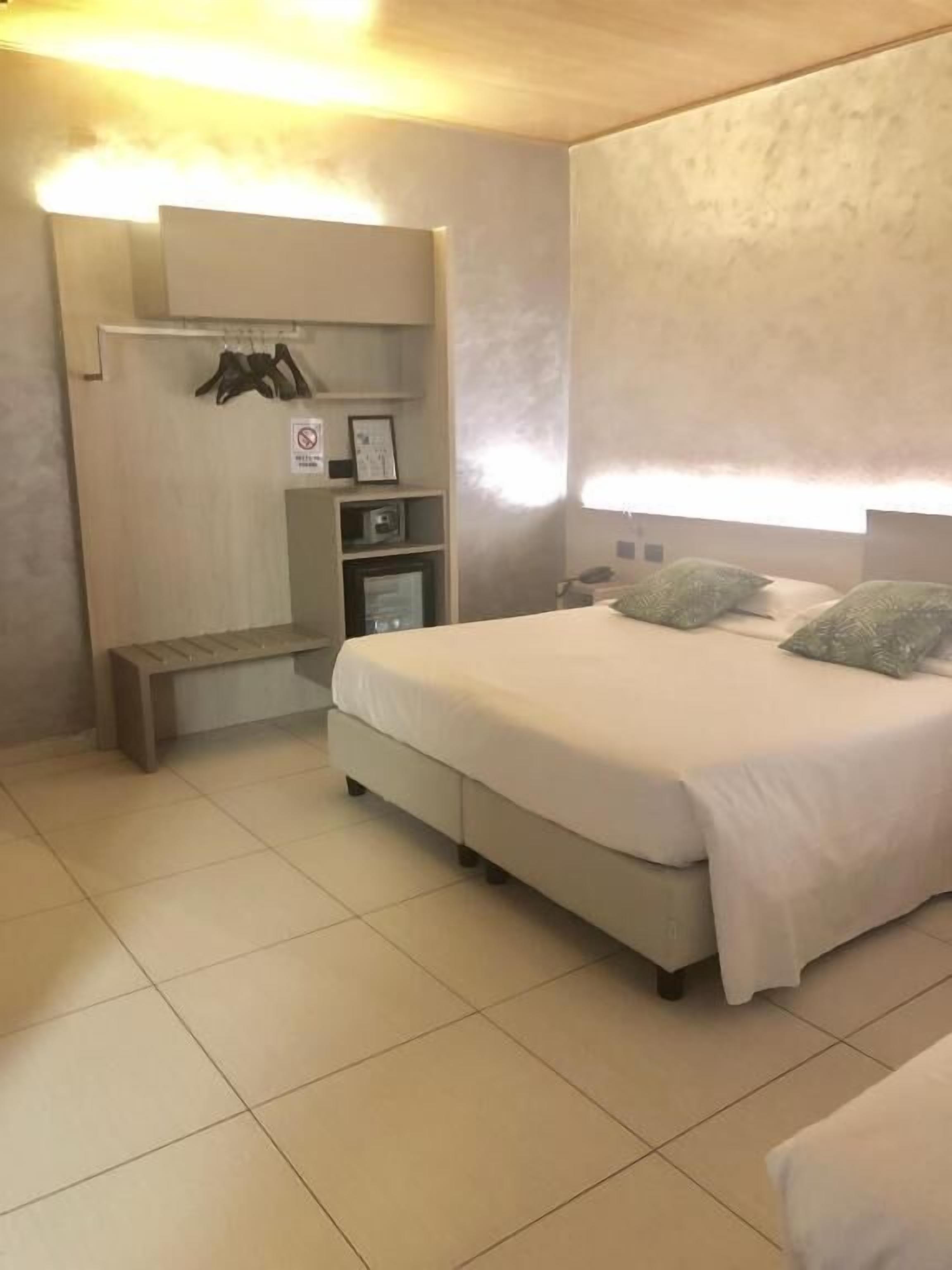 Double or Twin Room, 1 Queen Bed, Non Smoking | In-room safe, desk, blackout drapes, iron/ironing board