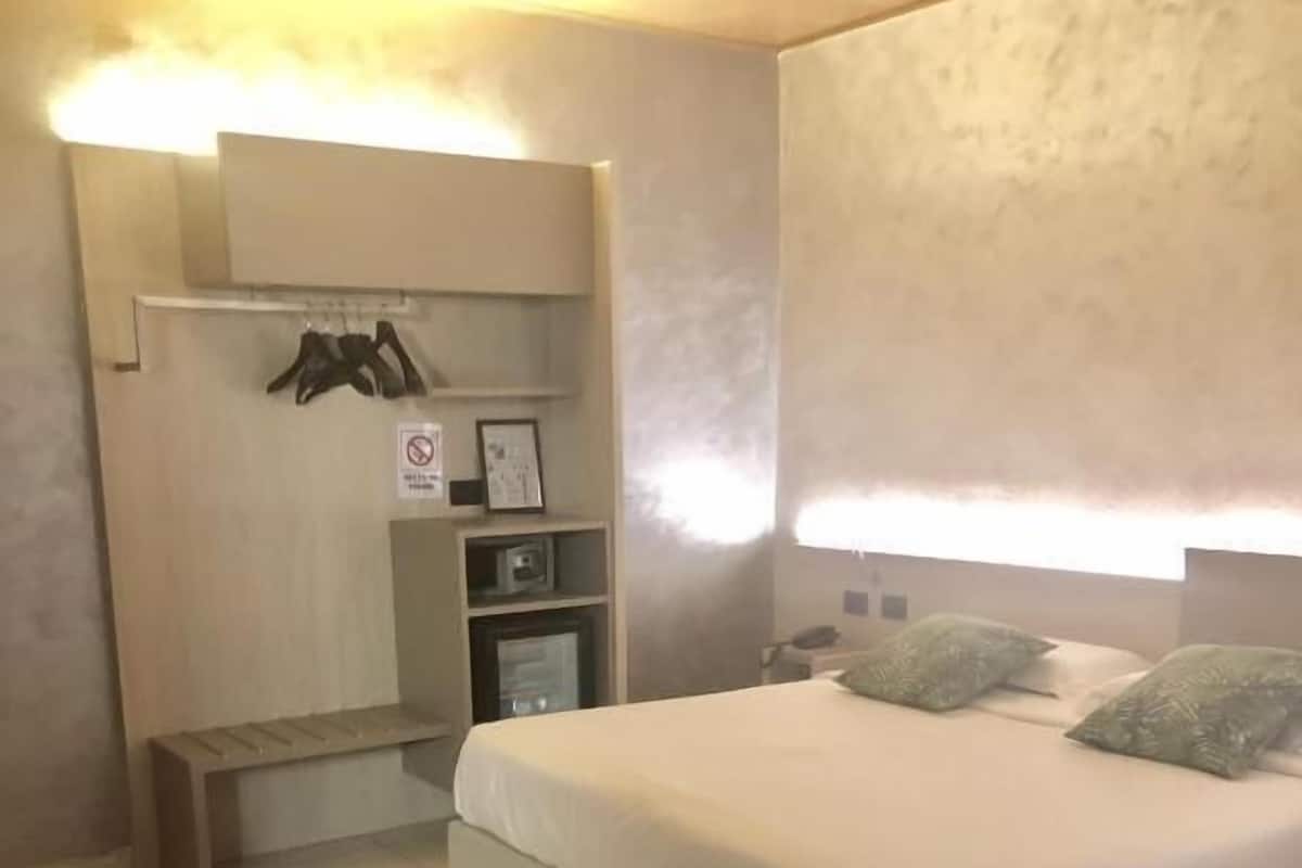 Double or Twin Room, 1 Queen Bed, Non Smoking | In-room safe, desk, blackout drapes, iron/ironing board