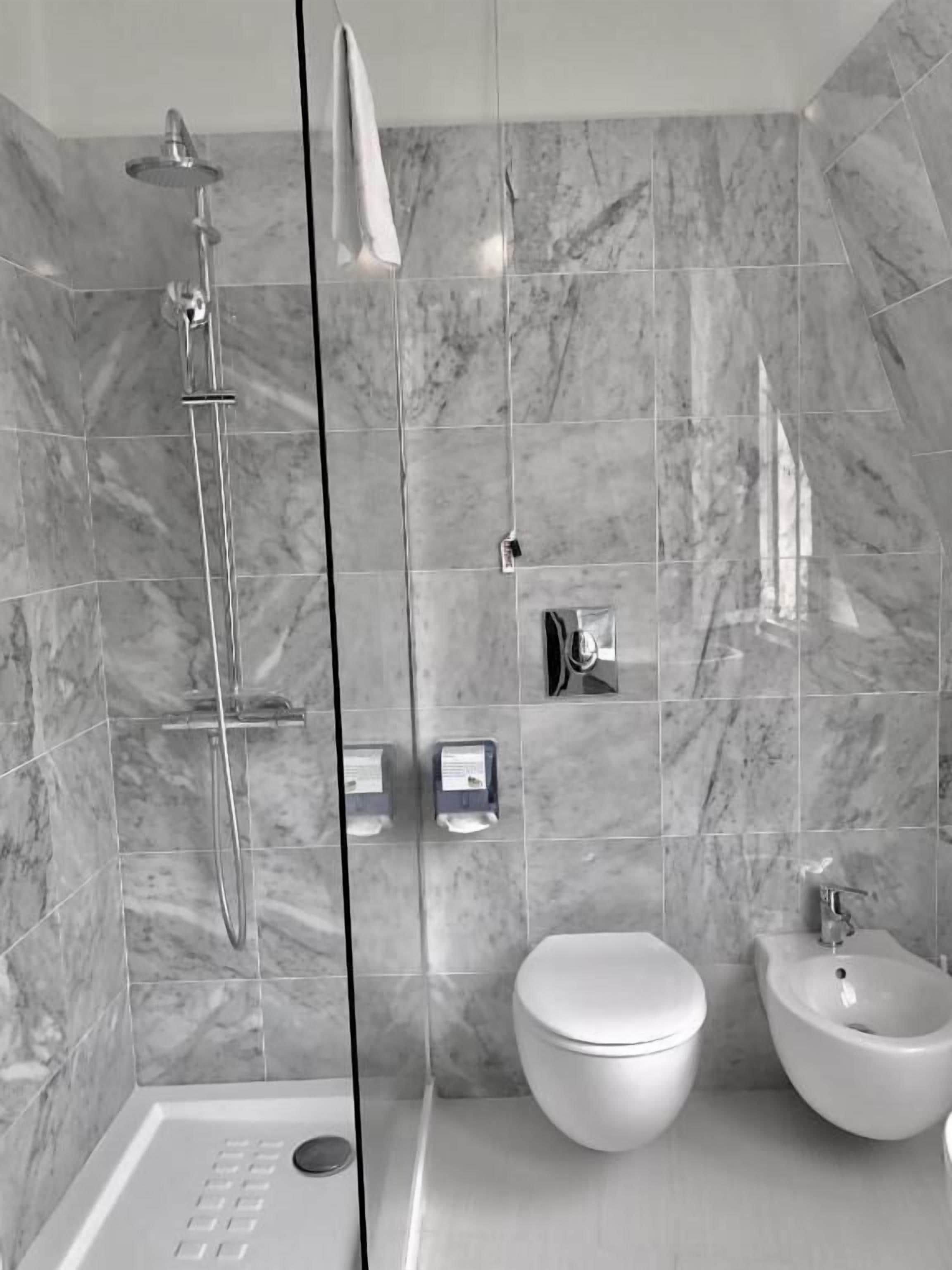 Driepersoonskamer, 3 eenpersoonsbedden, niet-roken | Badkamer | Een douche, gratis toiletartikelen, een haardroger, pantoffels