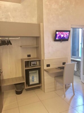 Twin Room, 2 Twin Beds, Non Smoking | In-room safe, desk, blackout drapes, iron/ironing board - hotel bolzano  (Milano)