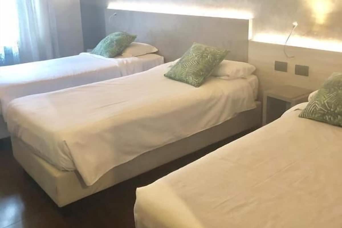 Triple Room, 3 Twin Beds, Non Smoking | Minibar, in-room safe, desk, blackout drapes