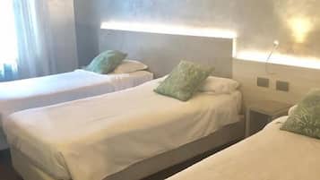 Háromágyas szoba, 3 egyszemélyes ágy, nemdohányzó | Széf a szobában, íróasztal, sötétítőfüggöny és vasaló/vasalódeszka