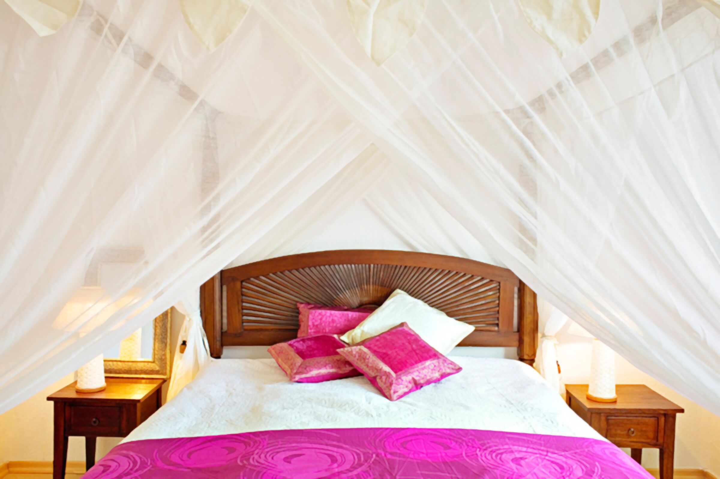 1 soverom, skrivebord, strykejern/-brett og reiseseng for barn