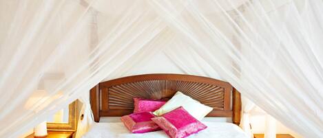 1 soverom, skrivebord, strykejern/-brett og reiseseng for barn