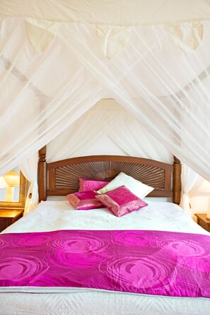 1 bedroom, desk, iron/ironing board, travel cot - Modern 2-room apartment with balcony & bathtub in Bergmannkiez (Berlin)