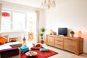 Smart TV, DVD player, books, stereo - Modern 2-room apartment with balcony & bathtub in Bergmannkiez (Berlin)