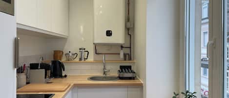 Frigorífico, microondas, horno y placa de cocina