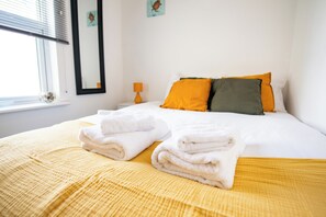 1 bedroom, free WiFi, bed sheets - Seaside Home with Parking Near Tolcarne Beach (cornwall)