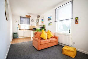 Smart TV - Seaside Home with Parking Near Tolcarne Beach (cornwall)