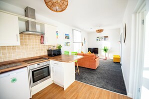 Fridge, microwave, oven, stovetop - Seaside Home with Parking Near Tolcarne Beach (cornwall)