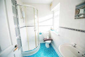 Shower, hair dryer, towels, soap - Seaside Home with Parking Near Tolcarne Beach (cornwall)