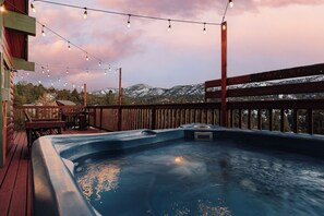 Outdoor spa tub - Peak & Quiet · Moonridge · Mountain View Escape · Spa, Yard, EV (Big Bear Lake)