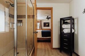 Shower, eco-friendly toiletries, hair dryer, towels - Peak & Quiet · Moonridge · Mountain View Escape · Spa, Yard, EV (Big Bear Lake)
