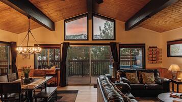 Smart-TV, peis og bøker