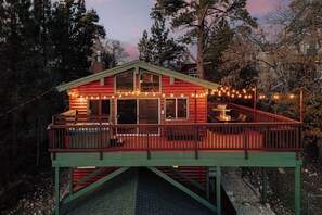 Terrace/patio - Peak & Quiet · Moonridge · Mountain View Escape · Spa, Yard, EV (Big Bear Lake)