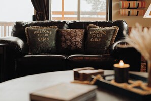 Smart-TV, peis og bøker