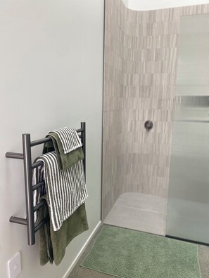 Regadera, toallas, jabón, papel de baño