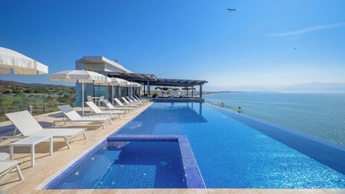 Luxury Beachfront 4BR/ Panoramic Ocean View + Rooftop & beach pool + Gym + Spa