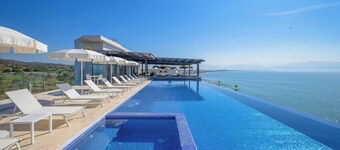 Luxury Beachfront 4BR/ Panoramic Ocean View + Rooftop & beach pool + Gym + Spa