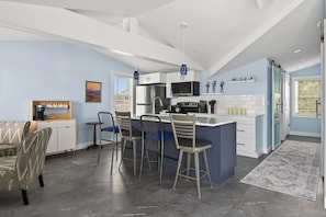 Frigorifero, microonde, piano cottura, lavastoviglie