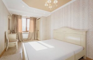 1 bedroom, iron/ironing board, Internet, bed sheets - Prime location apartment-walk to Main atteactions (București)