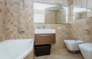 Hair dryer, towels, soap, toilet paper - Prime location apartment-walk to Main atteactions (București)