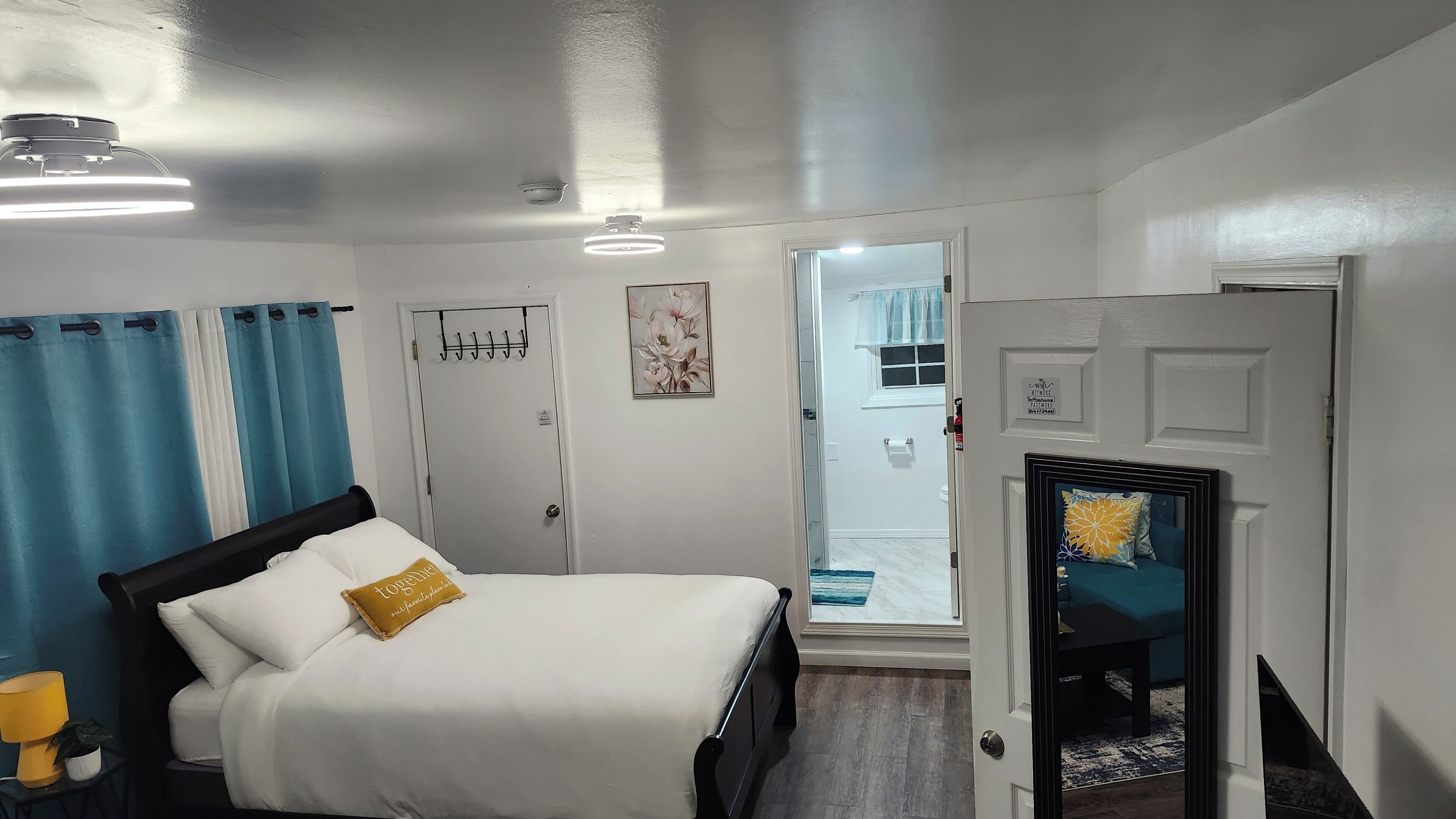 Een strijkplank/strijkijzer, wifi, beddengoed