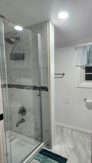 Serviettes fournies, savon, papier toilette