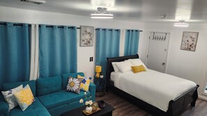 Een strijkplank/strijkijzer, wifi, beddengoed