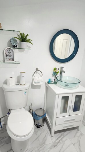 Serviettes fournies, savon, papier toilette