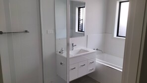 Bathroom - Room-5 Mins to Lake Macquarie, 30 to Hun (Newcastle)