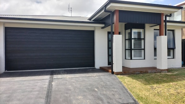 Room, 1 Bedroom, Accessible | Exterior - Room-5 Mins to Lake Macquarie, 30 to Hun (Newcastle)