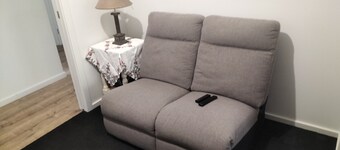 Room-5 Mins to Lake Macquarie, 30 to Hun