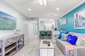 Huoneisto, useita sänkyjä, patio, näköala puutarhaan (Edgewater Villa 1602) | Oleskelualue
